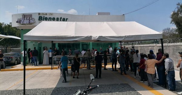 Adultos mayores esperan por más de 5 horas para cobrar su pensión del bienestar en Celaya