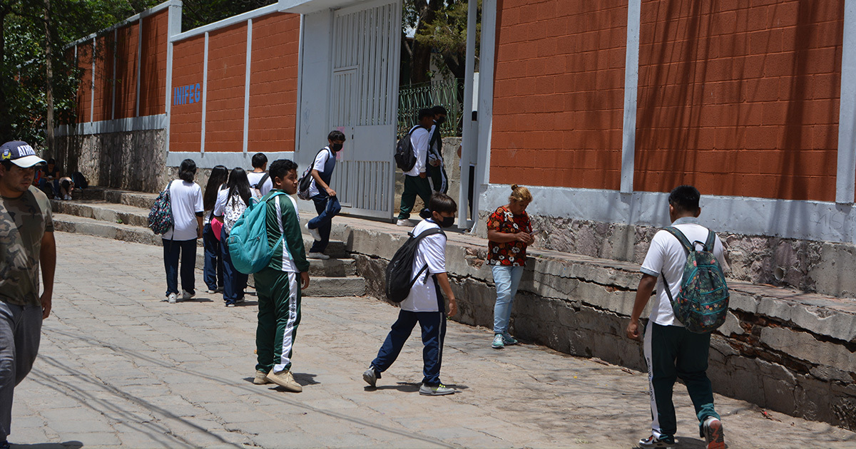 Uniformes neutros dividen opiniones en Guanajuato; directivos de escuelas pasan el tema a la SEG