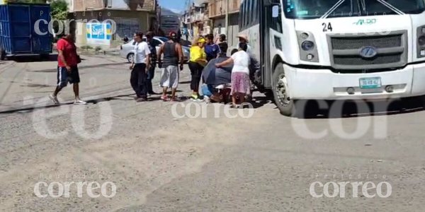 Niño muere arrollado por camión de transporte en Silao; su madre queda gravemente herida