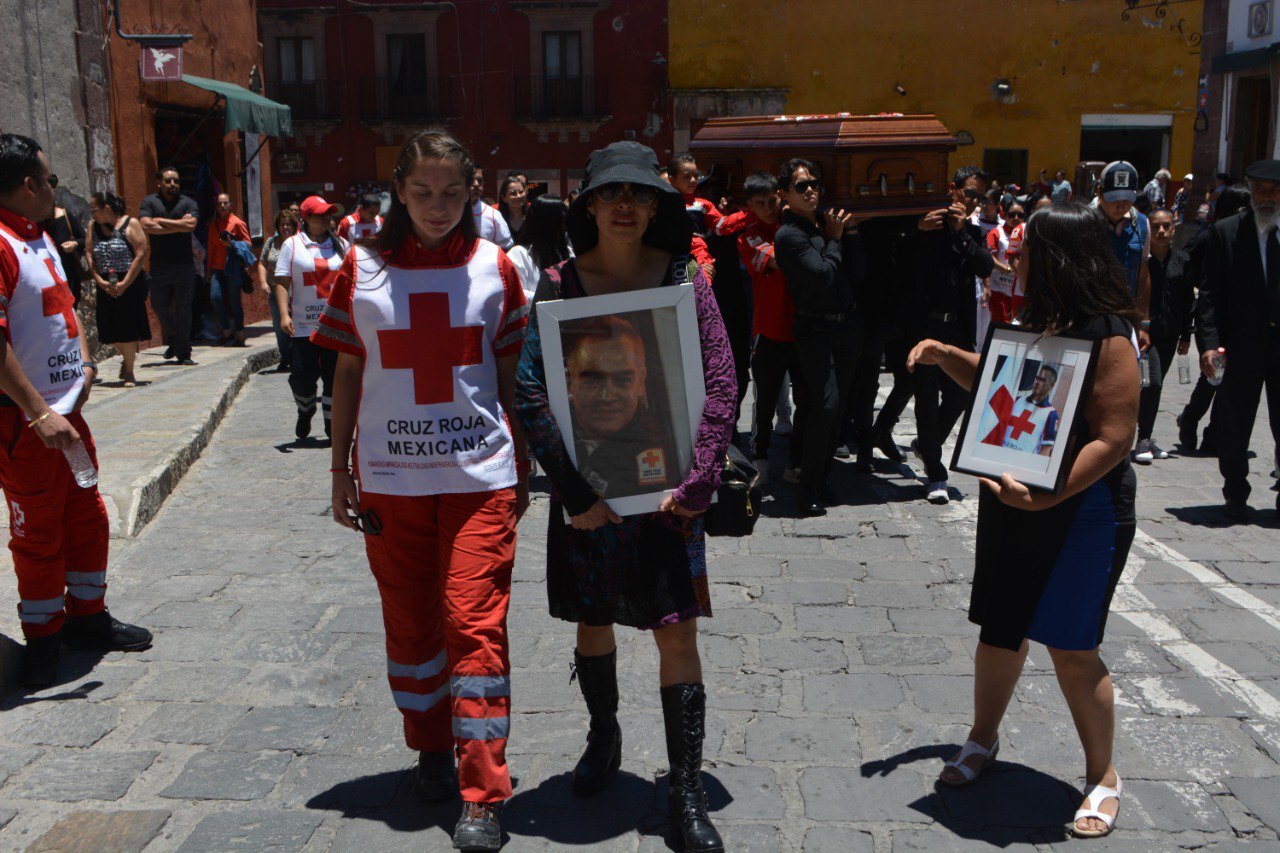 Paramédicos en San Miguel de Allende rinden homenaje a Ricardo Gutiérrez, rescatista fallecido en Querétaro 