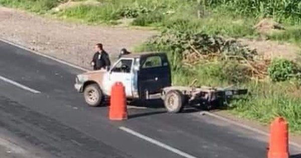 Caja de una camioneta sale volando en choque en Salvatierra; hay dos lesionados