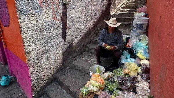 Don Chuy, el comerciante guanajuatense que lleva más de 60 años vendiendo frutas y verduras