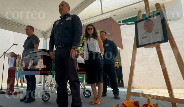 Homenajean a Víctor Hugo, policía de Guanajuato y bombero asesinado en Marfil