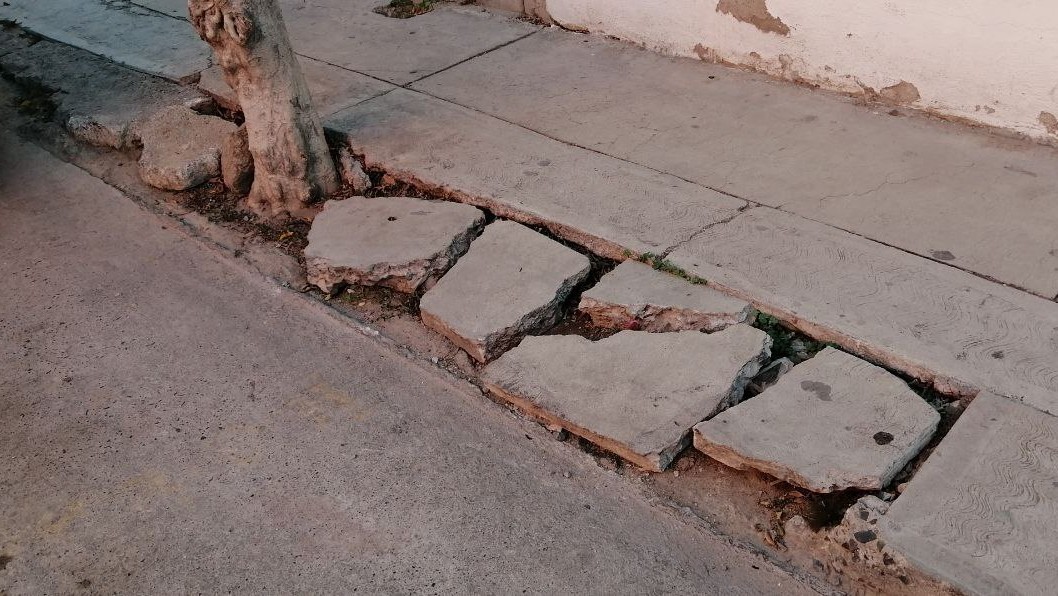 Calle Javier Mina en San José Iturbide luce destrozada; hasta le faltan pedazos