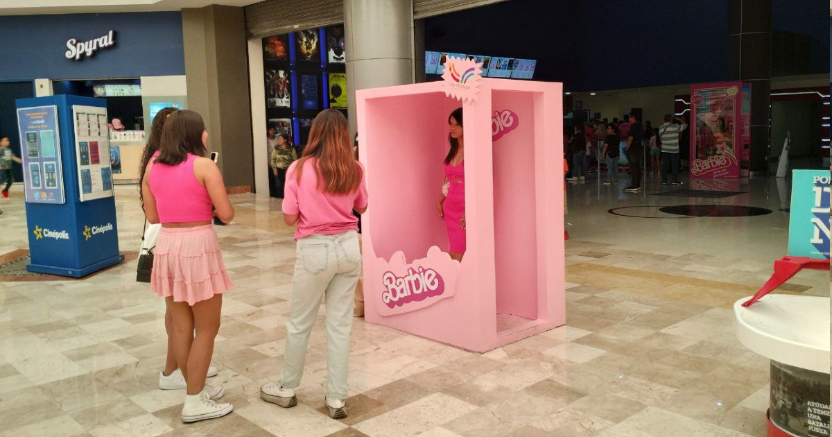 De rosa y fabulosa: leoneses abarrotan los cines para ver el estreno de Barbie