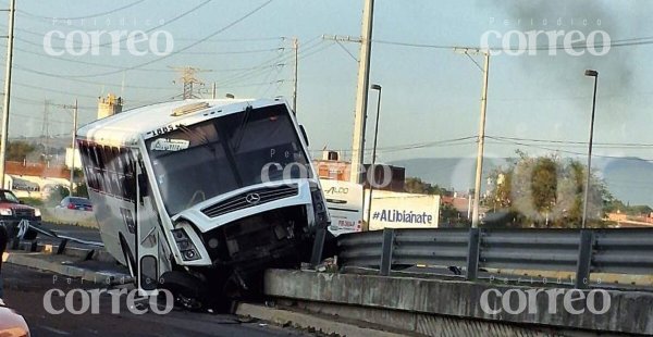 Camión de personal termina destrozado tras choque en carretera Irapuato – Silao 