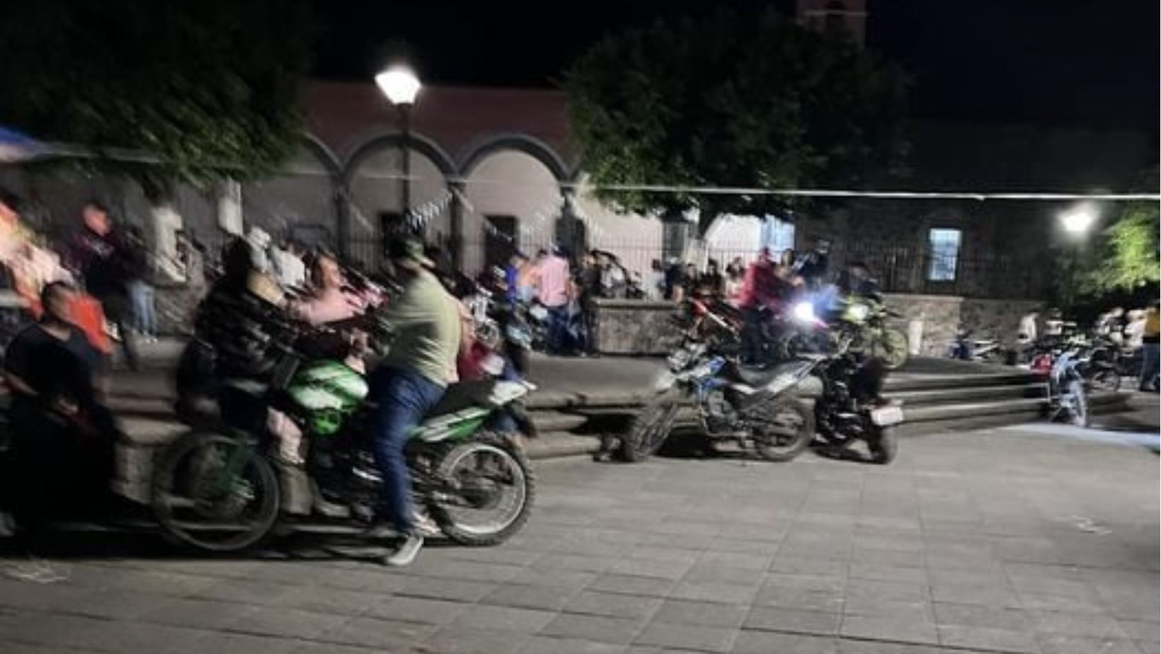 Vecinos de Tomelopez en Irapuato piden intervención por presencia de motociclistas con alcohol y drogas en plazas