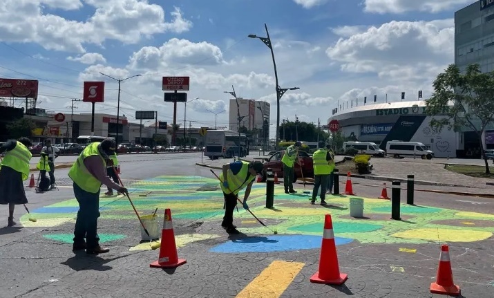 'Construyen' seguridad para peatones y ciclistas en el cruce de López y Vasco de Quiroga en León