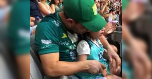 ¡Eso es amor! Padres narran partido del León vs Vancouver a su hija invidente