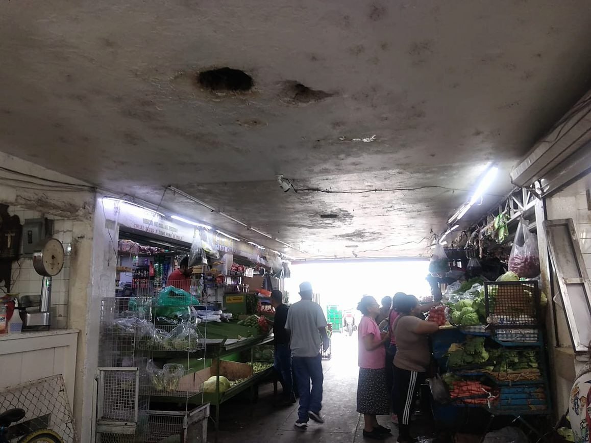 Mercado Hidalgo en Irapuato: Entre goteras y filtraciones se desperdicia agua potable desde hace 15 años