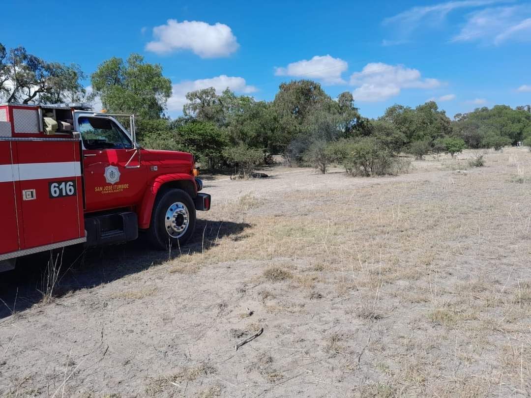 Motociclista muere electrocutado tras chocar con cable de alta tensión en San José Iturbide