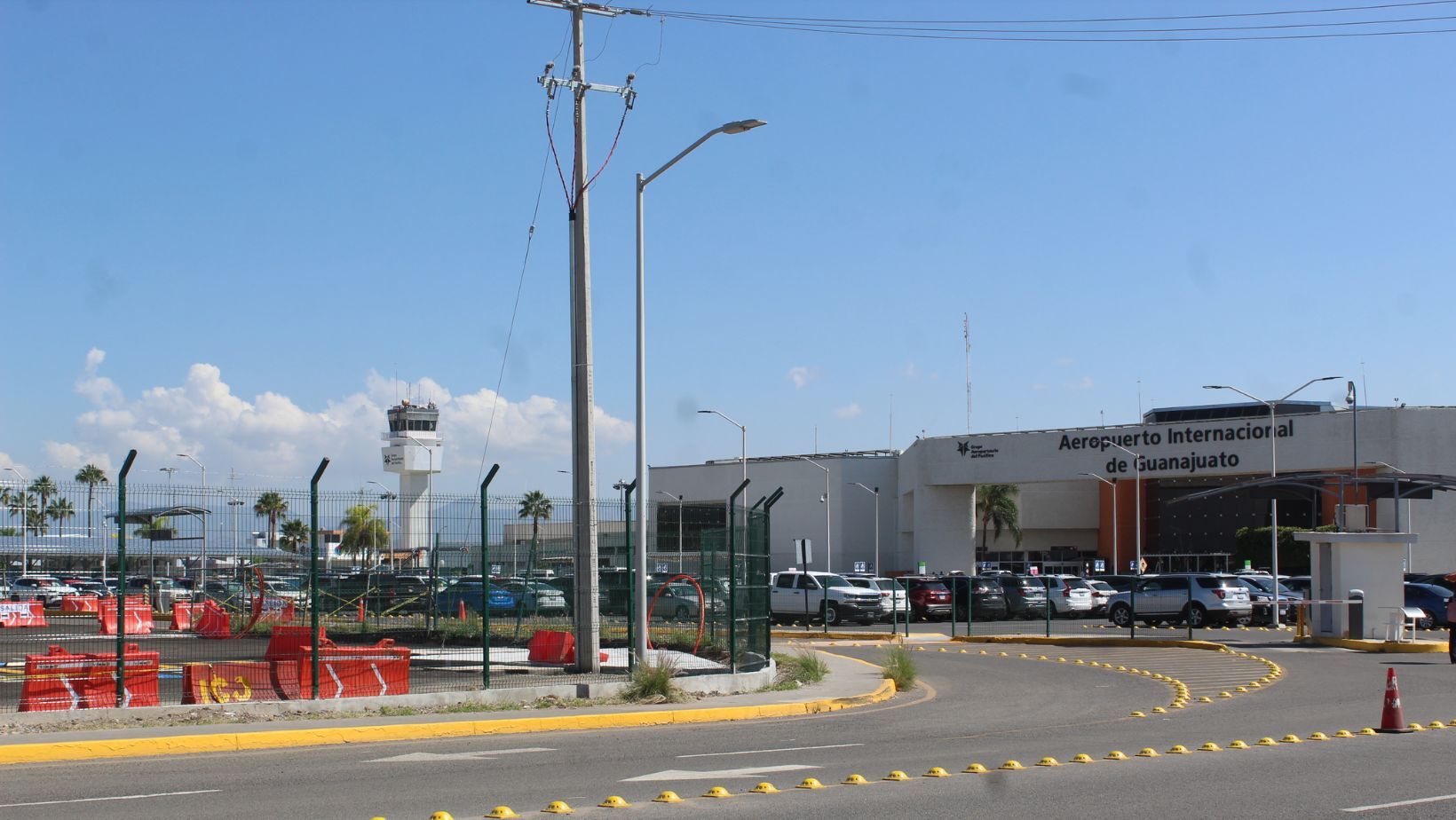  ¿De qué trata la obra en el Aeropuerto de Guanajuato que dificulta la entrada?