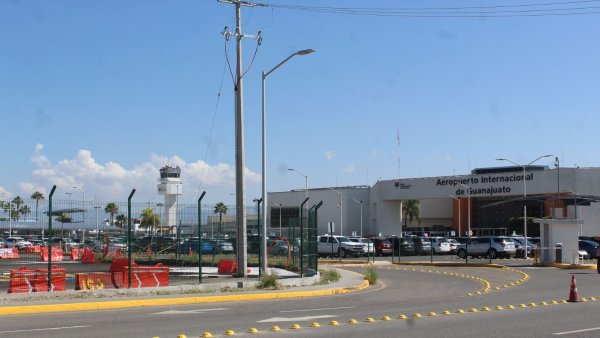  ¿De qué trata la obra en el Aeropuerto de Guanajuato que dificulta la entrada?