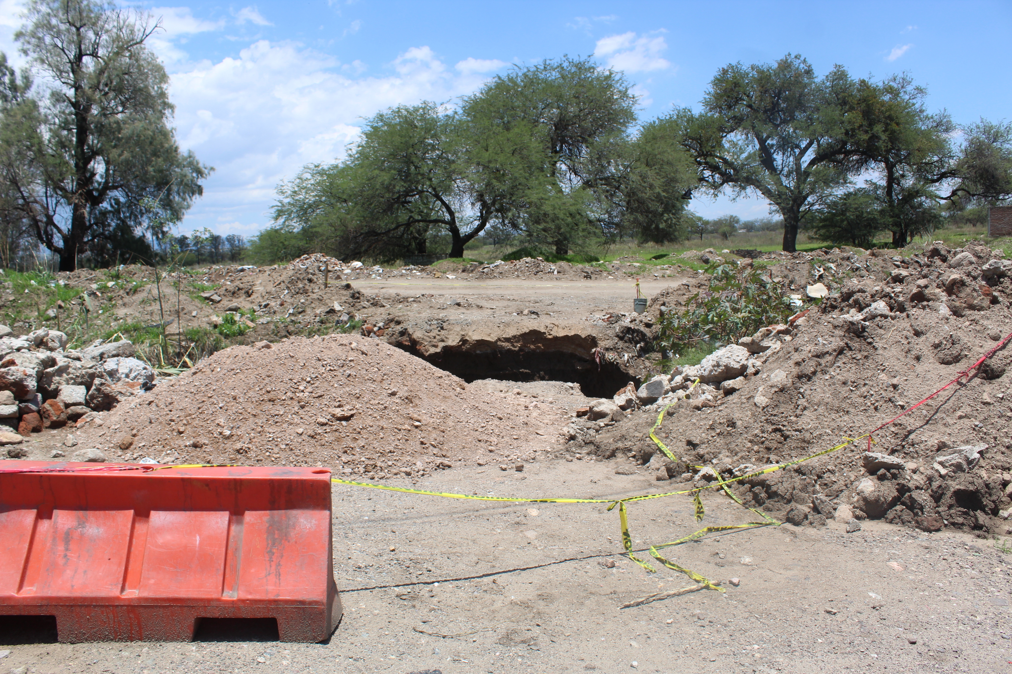 Dejan incomunicados a habitantes de Predio de Lourdes en Silao tras derrumbamiento de puente vial