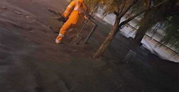 Lluvia intensa en Cuerámaro provoca desbordamiento de canal y afecta viviendas