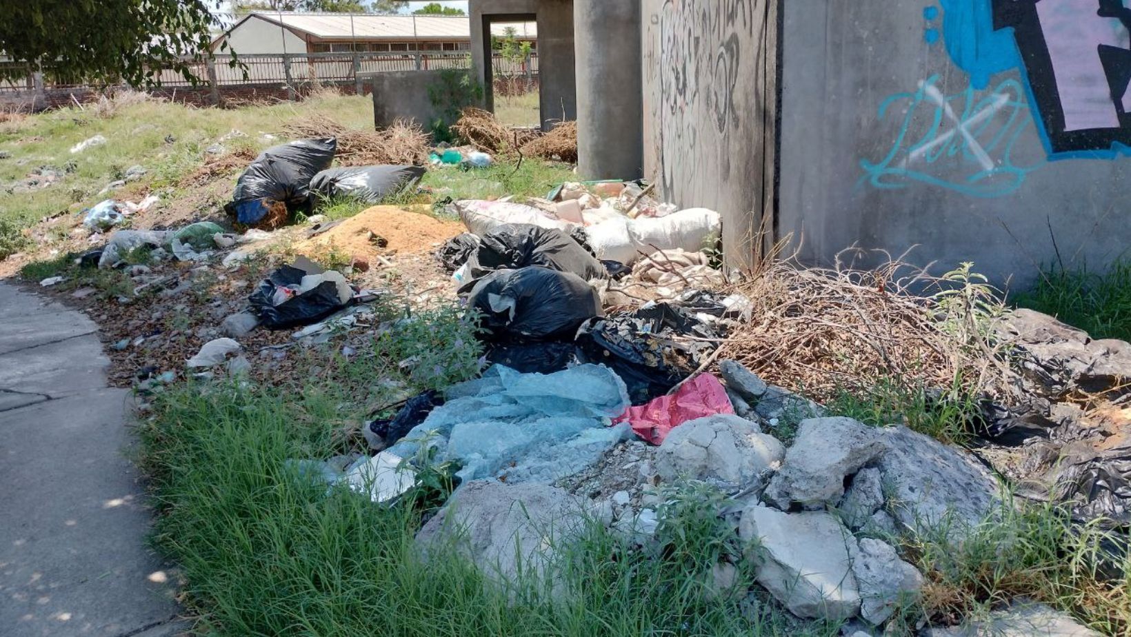 Predio donado y revertido en Salamanca termina como basurero y escondite para delincuentes