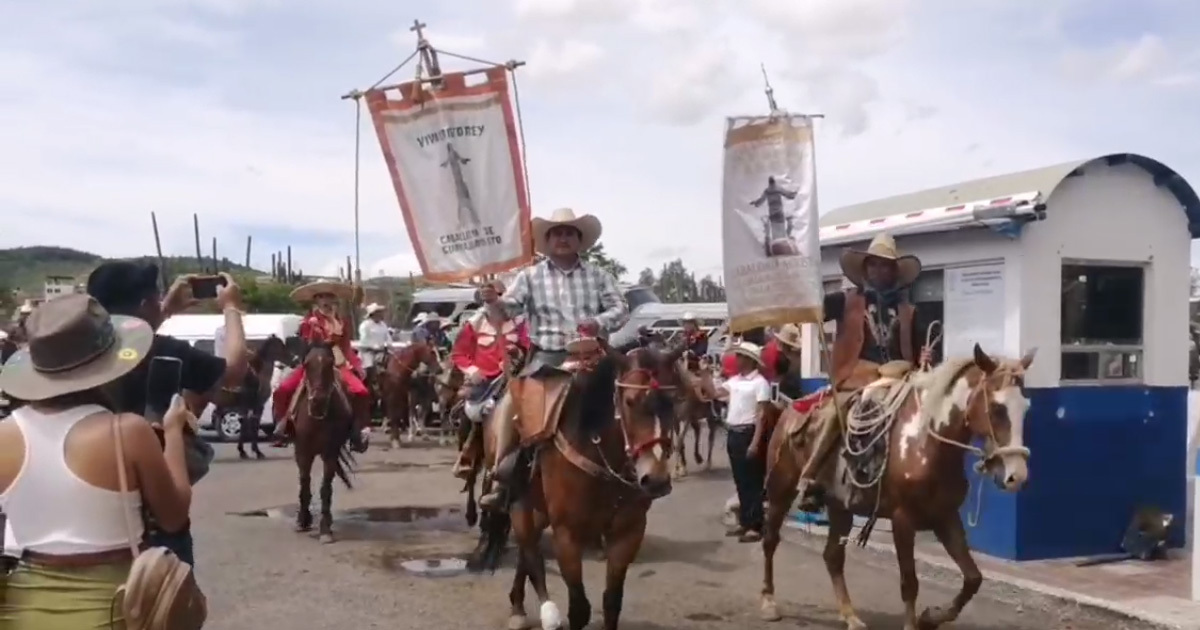 Hasta 400 jinetes de Guanajuato suben el cerro de la Bufa en la 50° cabalgata por el Día de la Cueva