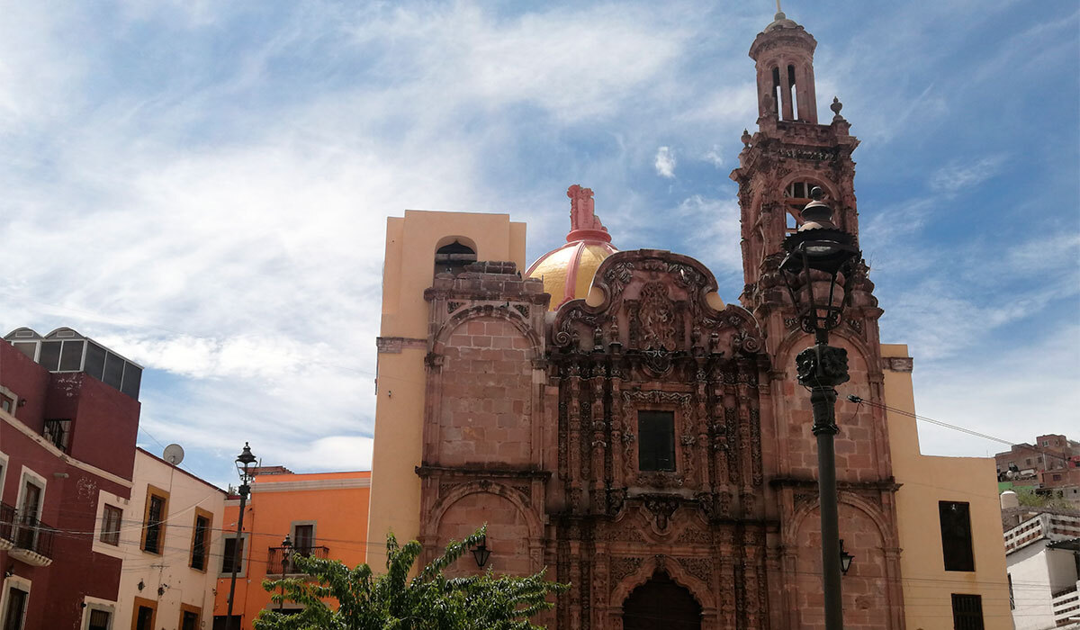 Caida de rayo en templo de Pardo en Guanajuato casi causa tragedia; escombros aplastaron cuarto del cura