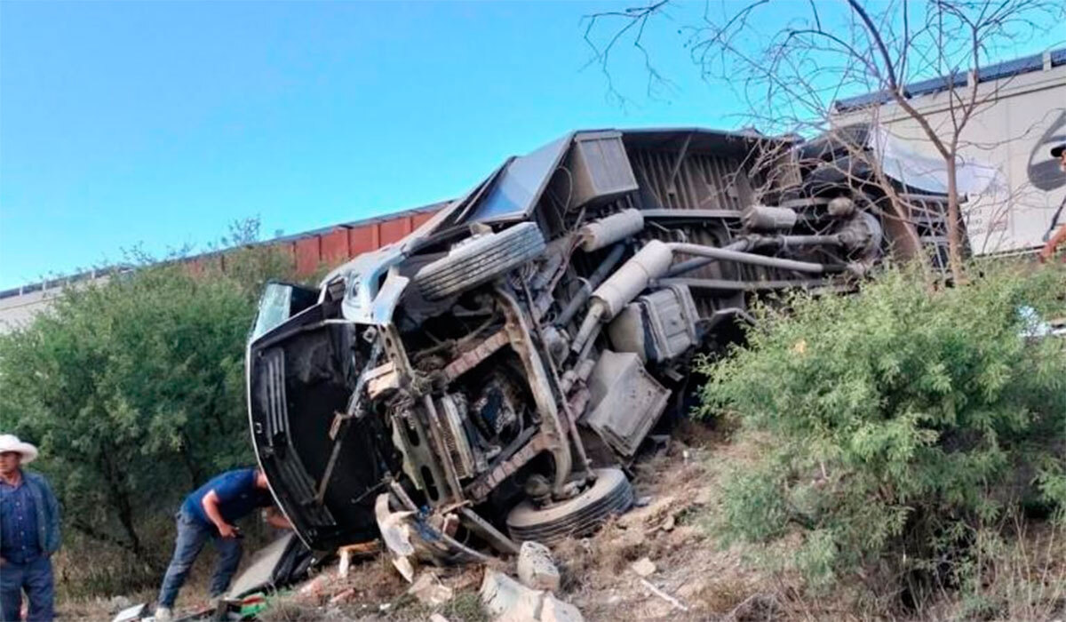 Tragedia en Querétaro: tren impacta camión de pasajeros; deja 6 muertos y 11 heridos