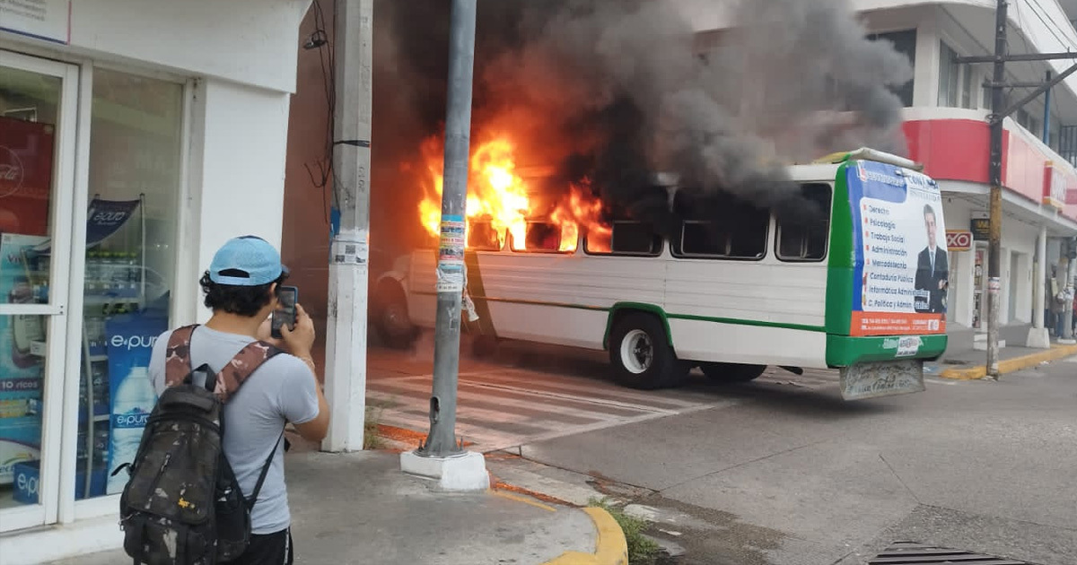 Hombres armados incendian vehículos y bloquean la carretera Acapulco-Zihuatanejo