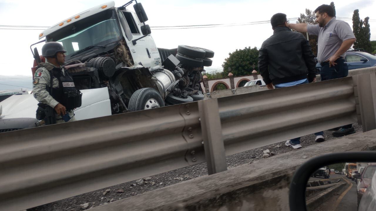 Vuelca tráiler y provoca carambola en la Salvatierra - Celaya