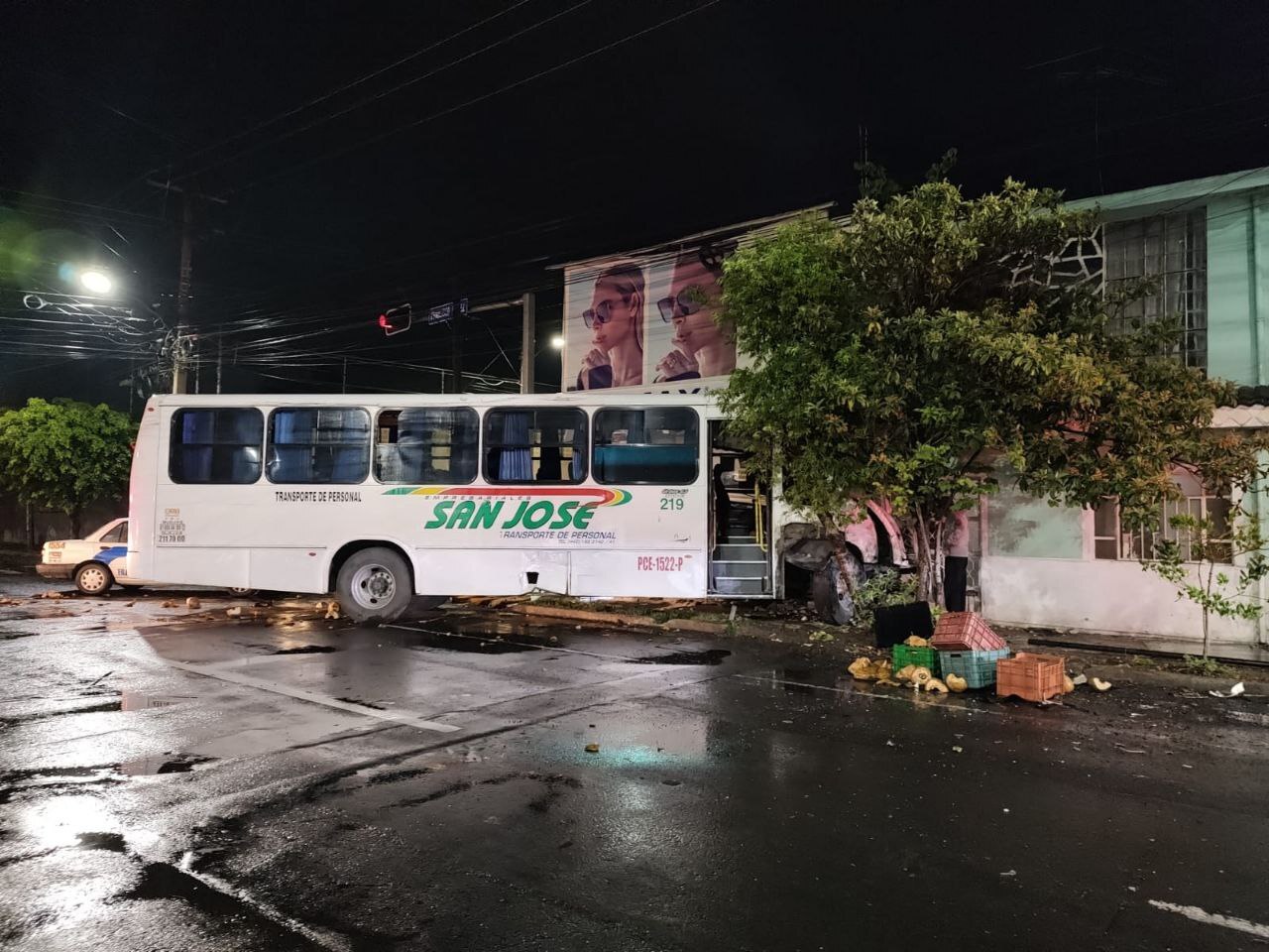 Conductor de un camión choca contra camioneta, luego contra un negocio y una vivienda en Celaya; se lleva todo a su paso