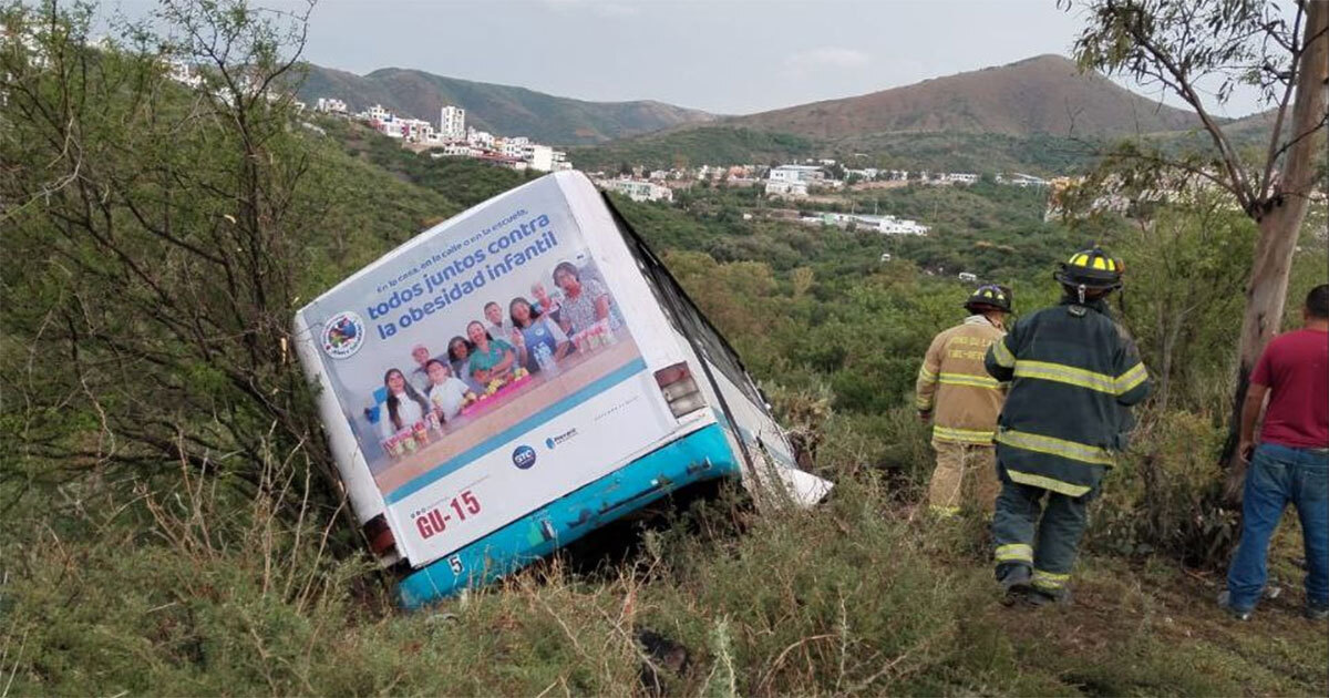 Descarrila transporte público en la bajada de DCEA en Guanajuato capital, la velocidad le jugó en contra