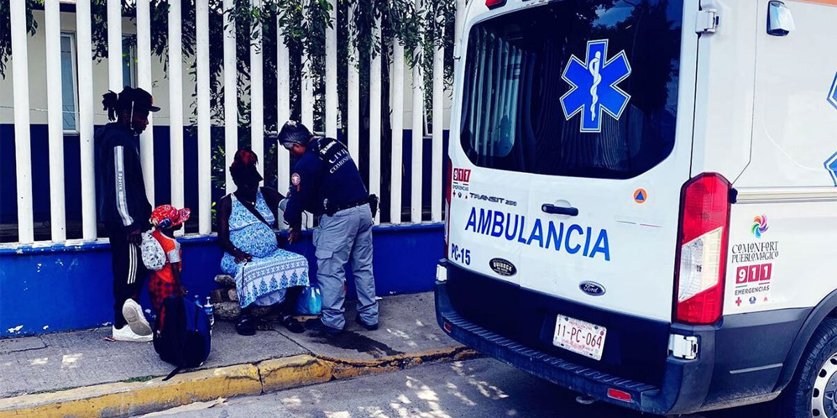 Migrante hondureña entra en labor de parto en las calles de Comonfort; paramédicos logran auxiliarla 