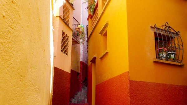 Tensiones en Callejón del Beso persisten por inasistencia de propietaria en diálogo con autoridades