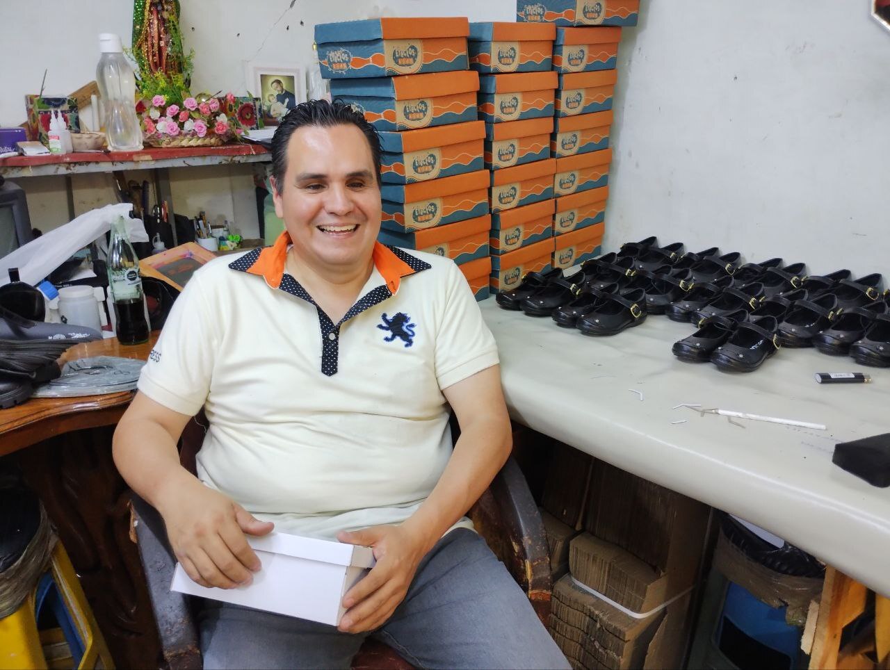 Ulises, invidente del Coecillo en León, sorprende con su talento para hacer zapatos  