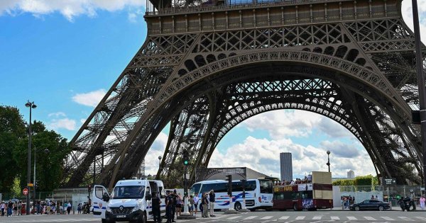 Torre Eiffel es evacuada en París, Francia, por una alerta de bomba 