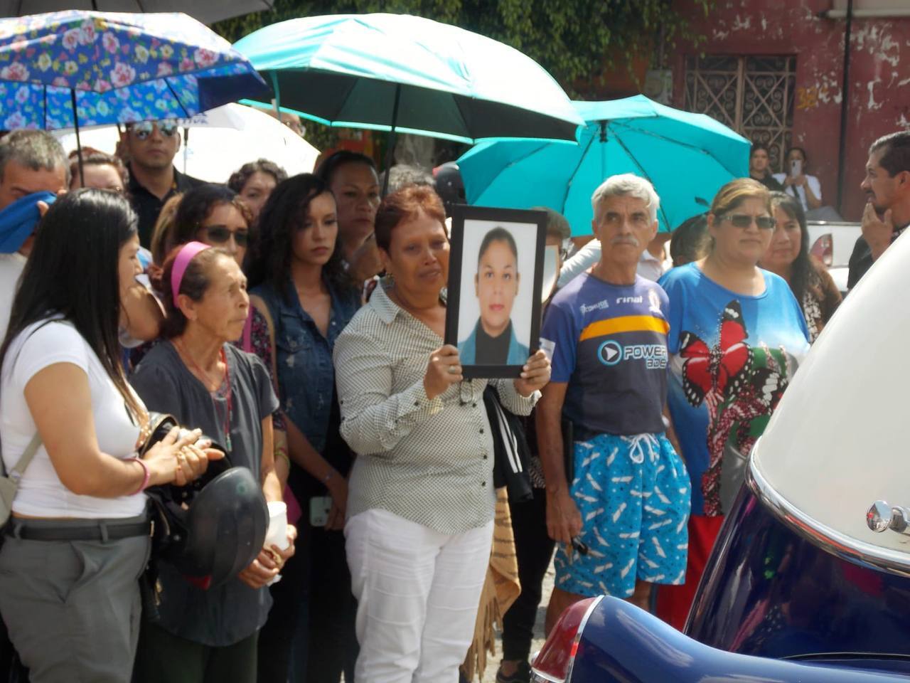 Al grito de “¡Justicia!“ dan el último adiós a Milagros, mujer asesinada en León 