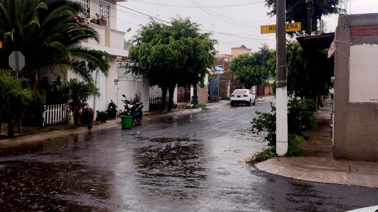 Fuertes lluvias inundan las calles y casas de Colinas del Río en Irapuato 