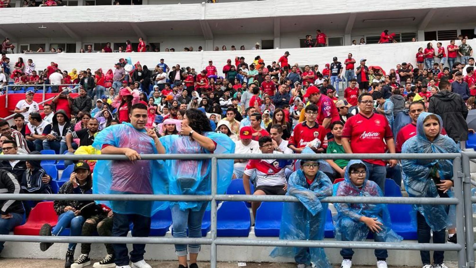 Trinca Fresera celebra primer triunfo en su regreso a la Liga Premier