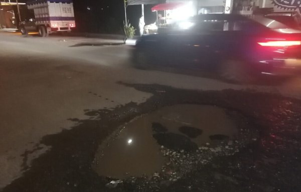 Lluvias inundan de baches avenida Santa Fe en Guanajuato capital