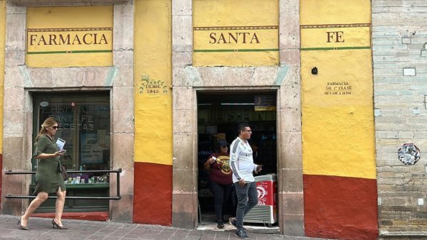 Farmacia Santa Fe lleva casi 80 años ‘al servicio’ de Guanajuato capital. Conoce su historia