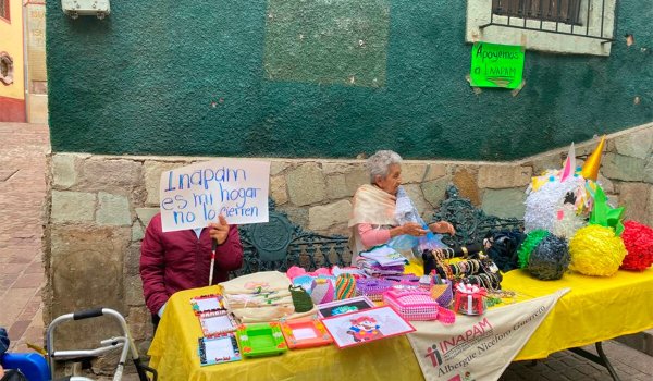 Adultos mayores del INAPAM Guanajuato salen a vender sus artesanías, tienen hasta piñatas