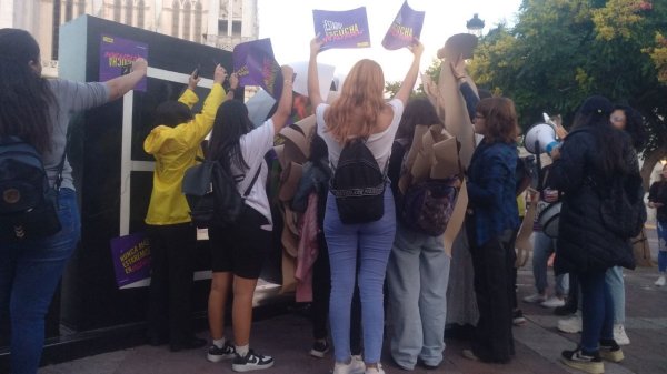 A la voz de “Nunca más” mujeres marchan en conmemoración del 22A en León 