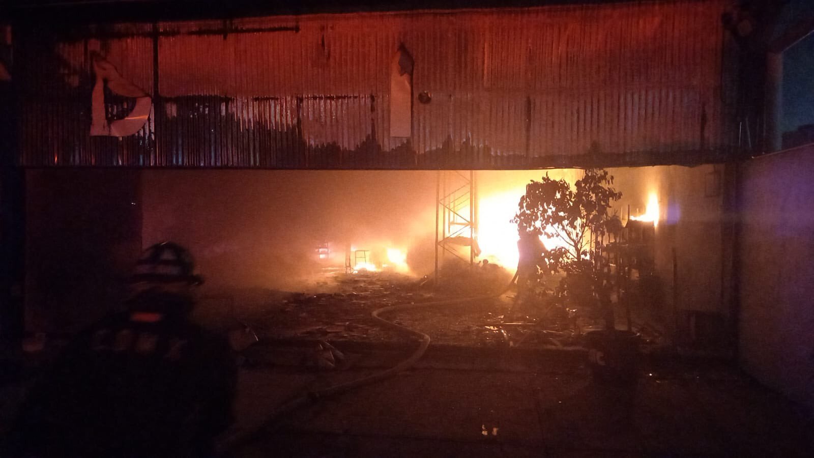 Arde bodega de medicamentos en la alcaldía Gustavo A. Madero en CDMX