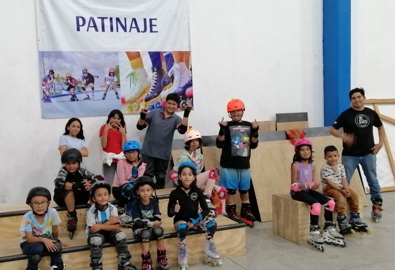 Javier Sixtos comparte su amor por el patinaje con chicos y grandes en San José Iturbide 