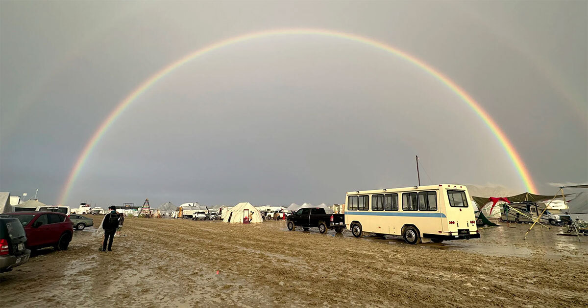 Festival Burning Man 2023: Tras varios días atrapados por el lodo, visitantes salen del lugar