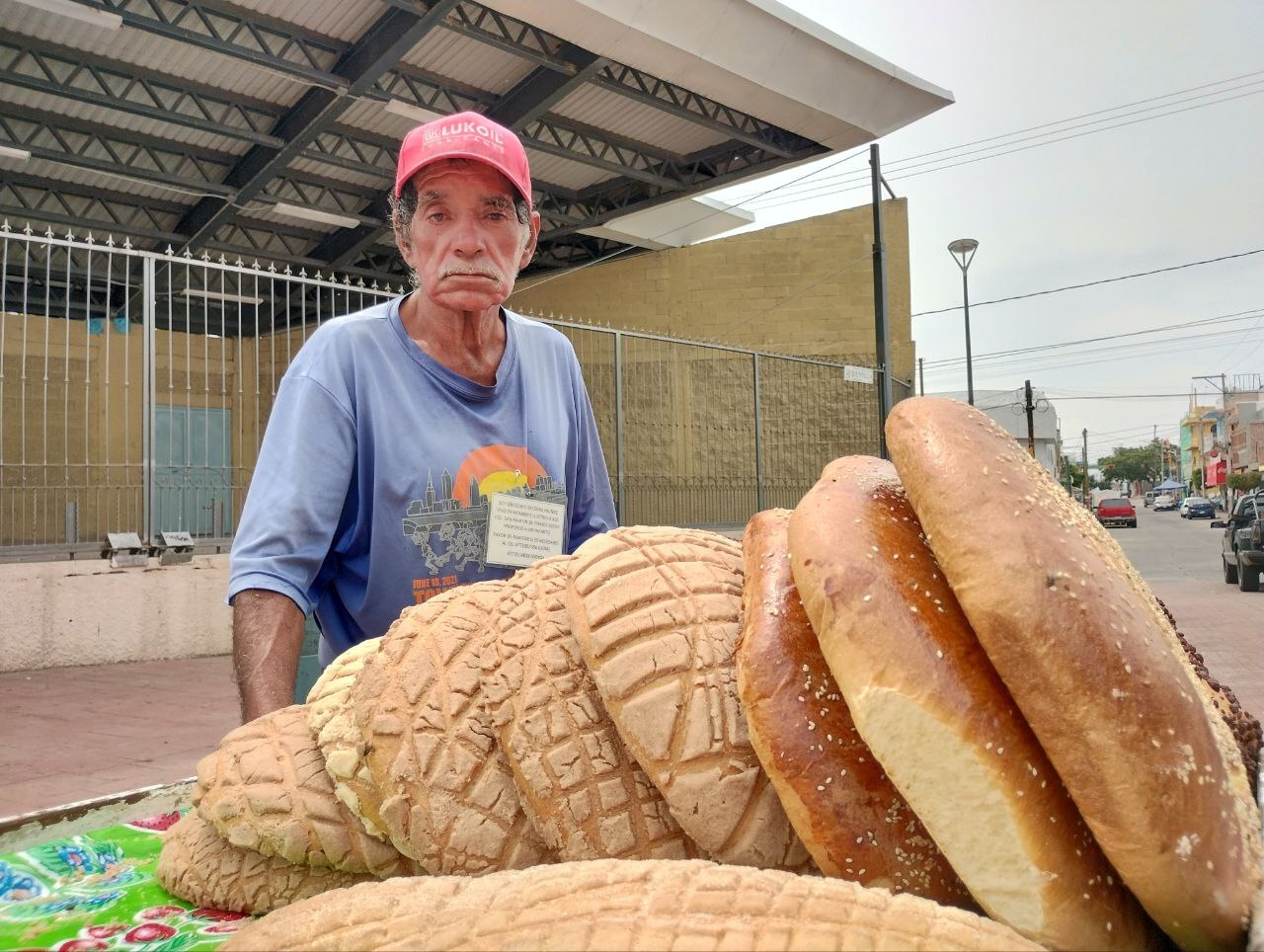 “Yo quisiera que me ayudaran”: Don Goyo solo quiere vender sus panes en el centro de León  