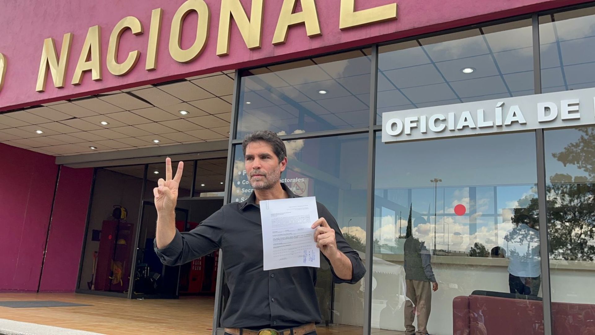 Eduardo Verastegui se registra como candidato independiente a la presidencia de México