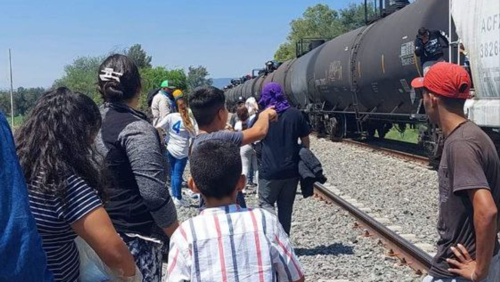 Habitantes de La Estación 'arrojan' esperanza a migrantes que pasan en el tren en San Francisco del Rincón