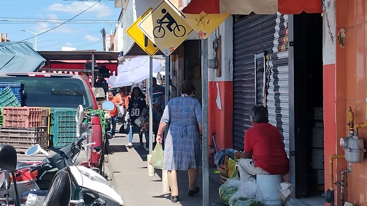 Tubos de señalética bloquean el paso cerca de mercado de Salamanca