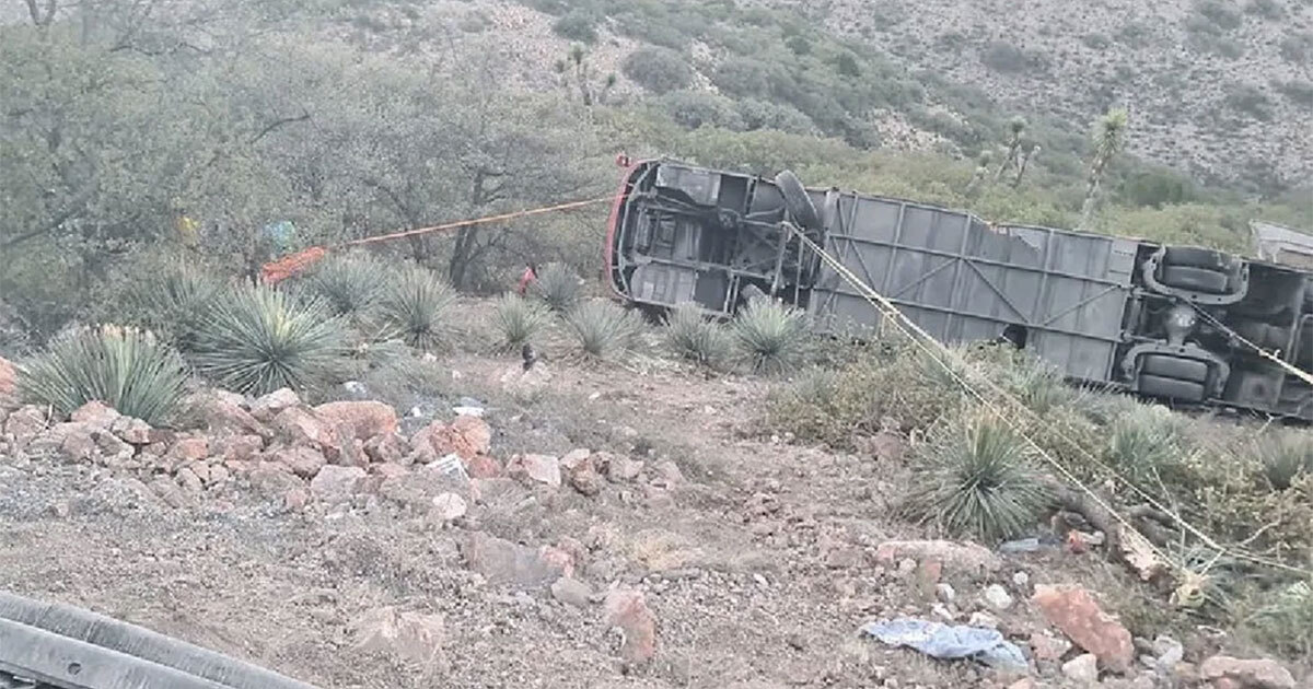 Autobús cae en barranco en San Luis Potosí; accidente deja al menos diez muertos 