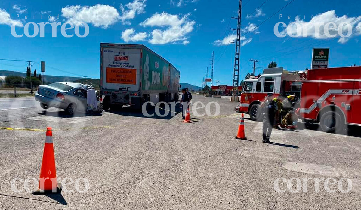 Choca auto contra un trailer de Bimbo y deja dos muertos y un lesionado en San José Iturbide