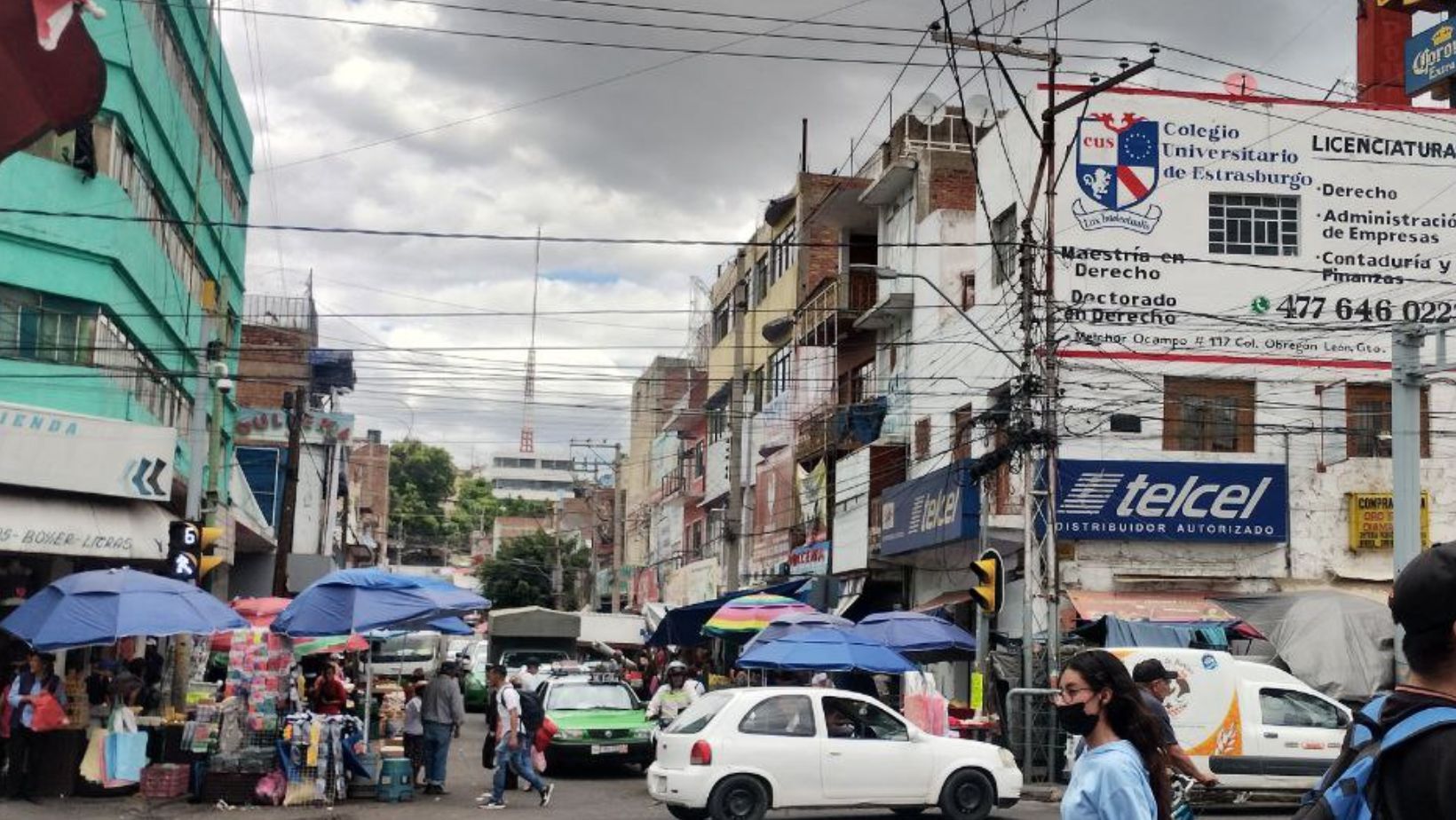 Caos de cables en el Centro de León: ¿Quién los ordenará?