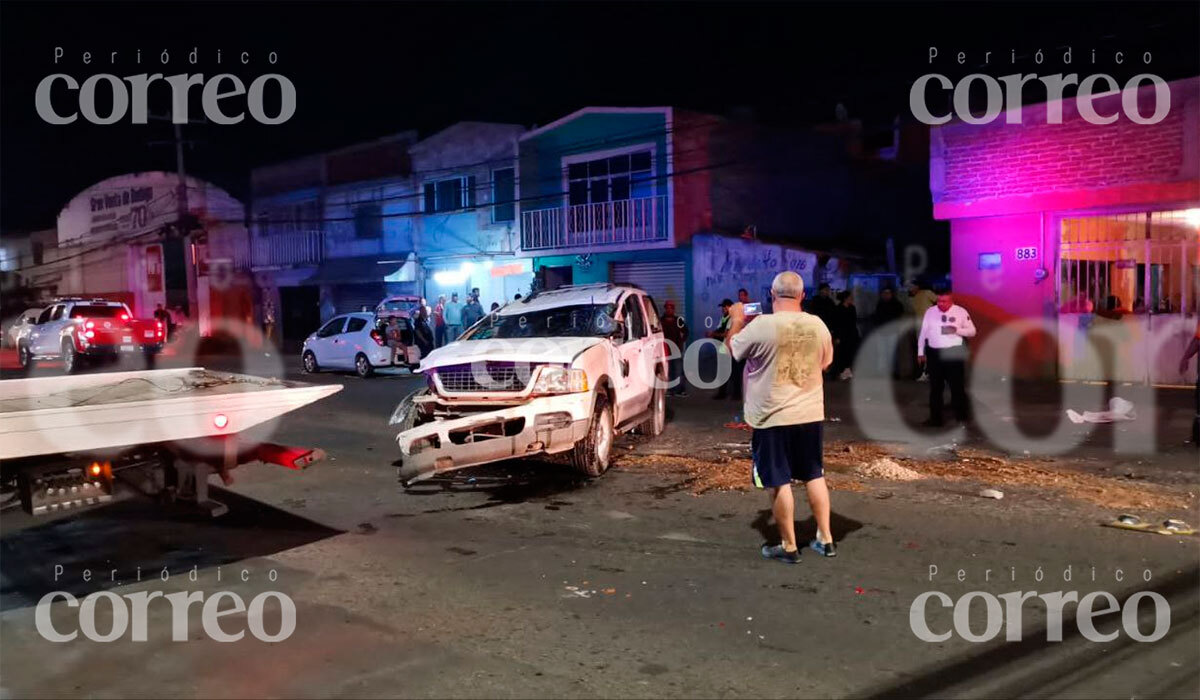 De película: automovilista protagoniza escandalosa volcadura y baja de camioneta 'como si nada'