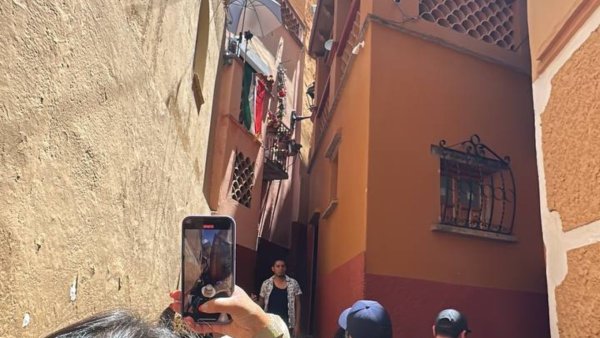 Arrestan a dueña del Balcón de Ana en Callejón del Beso en Guanajuato; habría golpeado un fotógrafo